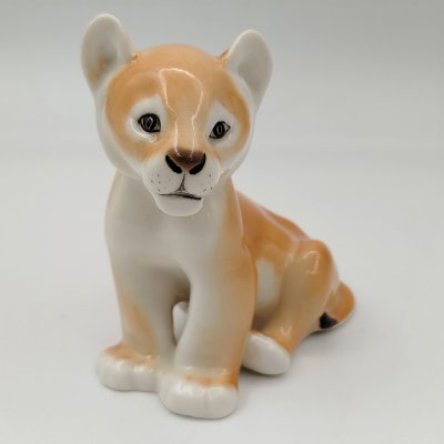 купить Статуэтка "Львенок сидящий", скульптор Воробьев Б.Я., фарфор, аэрография, роспись, Ленинградский фарфоровый завод (ЛФЗ), СССР, 1970-1990 гг.