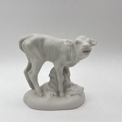 купить Статуэтка "Теленок стоит", скульптор Е.Г. Морозова-Эккерт, бисквит, Дмитровский фарфоровый завод (ДФЗ Вербилки), СССР, 1946-1954 гг.