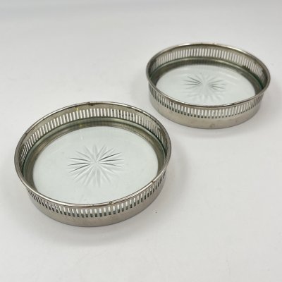 купить Пара подставок с ажурными бортиками и розетками в центре, металл, стекло, Западная Европа, 1900-1930 гг.