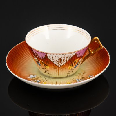 купить Пара чайная формы "французской рамкой ручка" с декором в виде ромашек на градиентном жёлто-охристом фоне, фарфор, роспись, крытье, золочение, Фабрика И.Е. Кузнецова на Волхове, Российская империя, 1900-1917 гг.