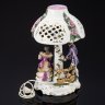 Купить Лампа настольная со скульптурной композиций встречи дамы и кавалера в саду,  Roceram Alba Julia, фарфор, кружевной фарфор, лепной декор, роспись, золочение, люстр, Румыния, 1993-2000 гг.