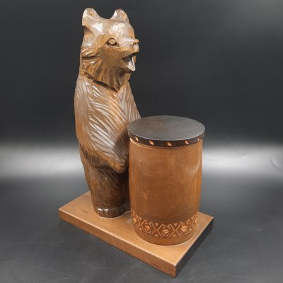 купить Шкатулка в виде композиции "Медведь с бочонком", дерево, резьба, СССР, 1974 г.