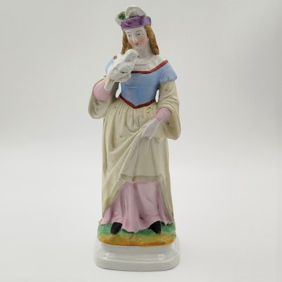 купить Статуэтка "Дама в средневековом костюме с птицей", фарфор, роспись, золочение, Европа, 1920-1950 гг.