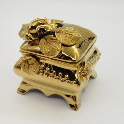 купить Шкатулка с рельефным цветочным декором, фарфор, крытье, золочение, Азия, 1990-2015 гг.