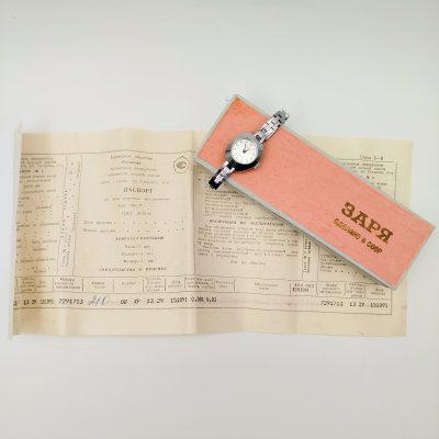 купить Часы наручные "Заря" в оригинальной упаковке с документами, металл, стекло, картон, Пензенский часовой завод, СССР, 1991 г.