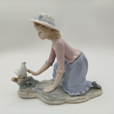 купить Статуэтка "Девушка с голубем", фарфор, роспись, NAO Porcelain, Испания, 1970-2000 гг.