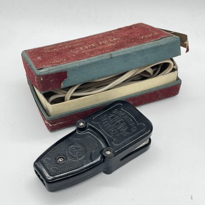 купить Утюг Электро-"Стрелка" для разглаживания стрелок на брюках в оригинальной коробке, Московской завод электробытовых приборов и проводов, пластик, картон, печать, СССР, 1960-1970 гг.