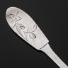 Купить Вилка десертная трехзубая, украшена флористическим мотивом, серебро 84 пробы, гравировка, мастерская Романа Аристархова, Российская империя, 1880-1890 гг.