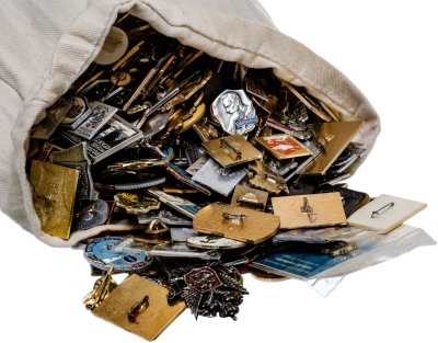 купить Набор начинающего фалериста: свыше 3 килограмма значков в мешке, 1950-2000 гг.