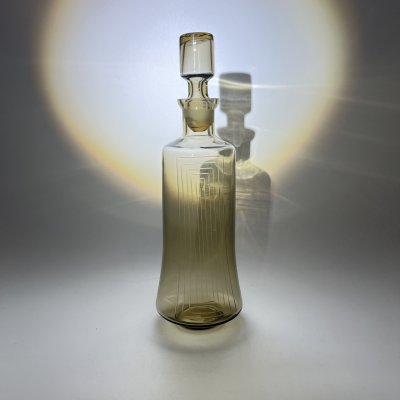 купить Графин «Inna» дымчатого цвета с геометрическим декором, автор Mirjam Maasikas, стекло, гравировка, Стекольный завод «Tarbeklaas» (Тарбеклаас), СССР, 1960-1970 гг.