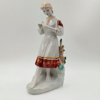 купить Статуэтка "Любит-не-любит" ("Гадание на ромашке"), скульптор О.Л. Жникруп, фарфор, роспись, Полонский завод художественной керамики (Полонное ЗХК), СССР, 1973-1991 гг.