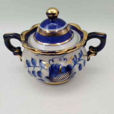 купить Сахарница, украшенная цветочным декором и клеймом Олимпиада 80, фарфор, роспись, золочение, Объединение «Гжель», СССР, 1972-1985 гг.