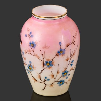 купить Ваза с декором в виде цветущих веточек и летящих птиц на желтовато-розовом градиентном фоне, стекло, молочное, роспись, золочение, Российская империя, 1890-1915 гг.