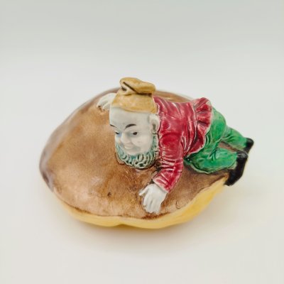 купить Крышка от шкатулки "Гном на грибе", фаянс, роспись, Товарищество М.С. Кузнецова, Российская империя, 1890-1917 гг.