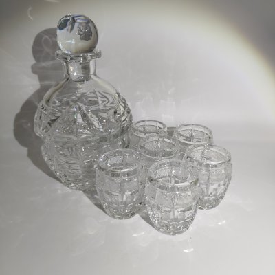 купить Штоф (графин)для креплёных напитков в комплекте со стопками на 6 персон, автор А.А. Аствацатурьян, хрусталь, алмазная грань, шлифовка, Ленинградский завод художественного стекла (ЛЗХС), СССР, 1960-1980 гг.