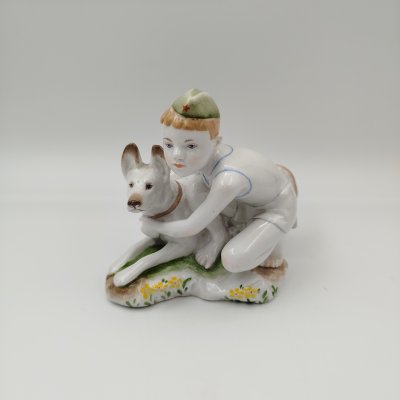 купить Статуэтка "Юный пограничник с собакой", скульптор Г.С. Столбова, фарфор, роспись, Ленинградский фарфоровый завод (ЛФЗ), СССР, 1950-1959 гг.
