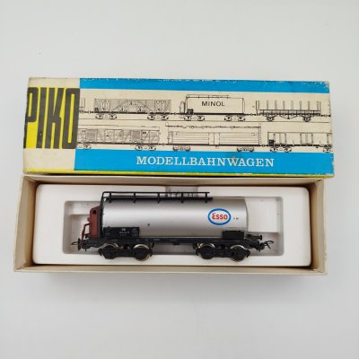 купить Модель железнодорожного вагона-цистерны "Esso", в оригинальной коробке, пластик, картон, Piko, ГДР, 1970-1990 гг.