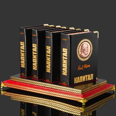 купить Книга в кожаном переплете "Капитал" К. Маркс в 4-х томах на подставке, бумага, кожаный переплет, тиснение, золочение, обрез с принтом, художественная накладка; подставка из дерева, обтянутая кожей с металлическими накладками, Российская Федерация, 2025 г.