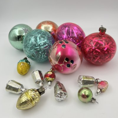 купить Набор из 15-ти ёлочных игрушек разной формы и размера (6 шарообразной формы и 9 миниатюрных ёлочных игрушек), стекло, роспись, металл, СССР, 1960-1980 гг.