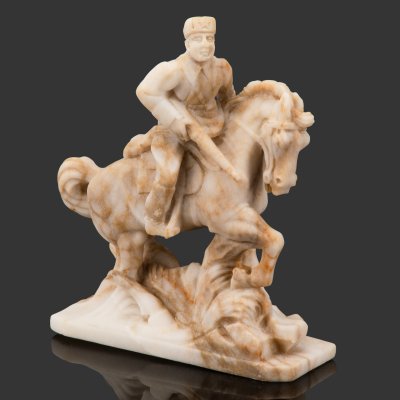 купить Скульптура "Красноармеец на коне" (из одноименного чернильного прибора), автор модели Баландин П.А., Камнерезная артель "Борнуковская пещера", ангидрит, резьба, СССР, 1940-1950 гг.