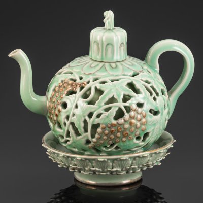 купить Чайник-кувшин для вина с двойными стенками в виде виноградных листьев и сборщиков винограда на подставке, по форме работ эпохи Косё, Корея, фарфор, крытье, золочение, Азия, 1920-1940 гг.