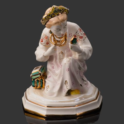 купить Статуэтка "Малахитовая шкатулка" ("Танюшка и тятино подаренье"), скульптор О.М. Богданова, фарфор, роспись, золочение, люстр, Ленинградский завод фарфоровых изделий (ЛЗФИ), СССР, 1956-1967 гг.