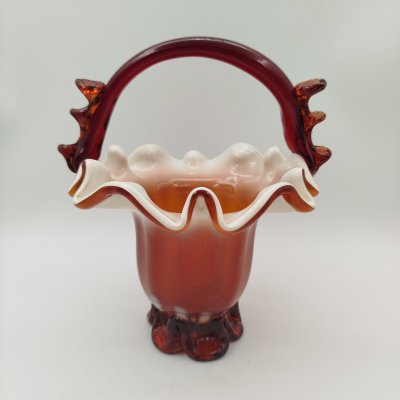 купить Конфетница в форме корзинки оранжевого оттенка с налепами на ручке, цветное стекло, сульфидно-цинковое стекло, Стекольный завод «Красный май», СССР, 1960-1990 гг.