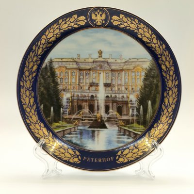 купить Тарелка настенная "Большой каскад и Большой дворец. Петергоф" из коллекционной серии "Лучшие виды Петергофа", АКМ Сувениры, фарфор, крытье кобальтом, деколь, золочение, Российская Федерация, 2000-2020 гг.