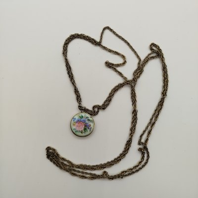 купить Медальон на цепочке украшенный цветочным декором, металл, фаянс, роспись, Западная Европа, 1980-1990 гг.