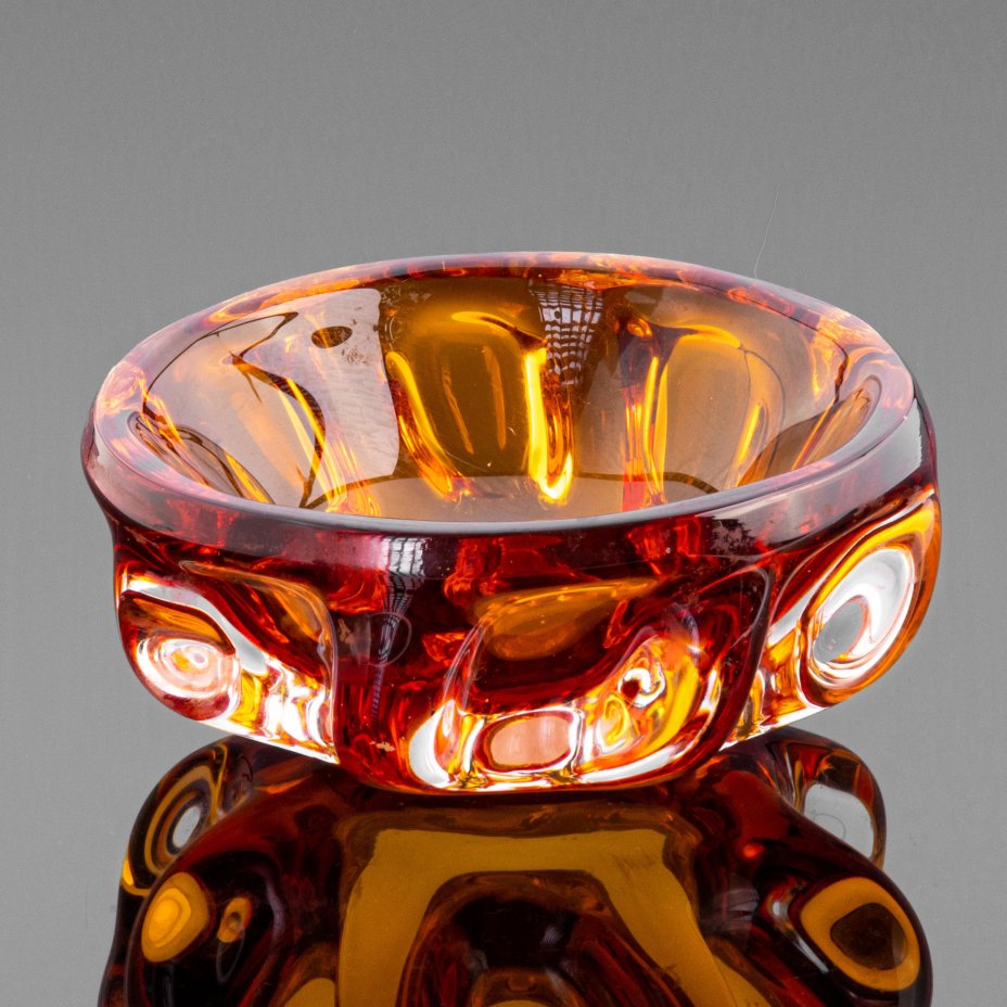 Пепельница оригинальной формы янтарного цвета, автор П.И. Зинченко ...