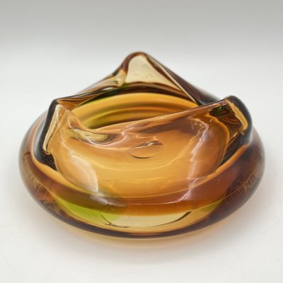 купить Пепельница необычной формы в янтарно-зелёной гамме, цветное стекло, гутная техника, Чехословакия, 1960-1980 гг.
