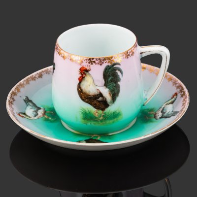 купить Кофейная пара с изображением куриц и петухов, фарфор, аэрография, деколь, золочение, Товарищество М.С. Кузнецова, Российская империя, 1897-1917 гг.