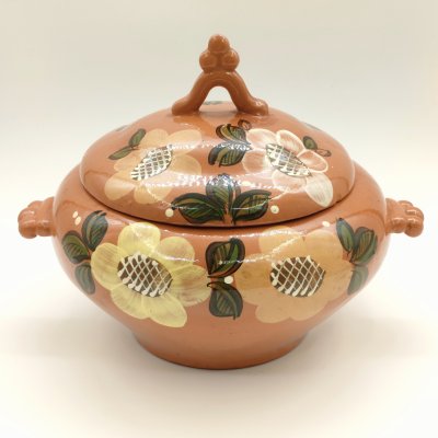 купить Супница (горшочек для запекания) с цветочным декором, керамика, глазурь, роспись, СССР, 1970-1990 гг.
