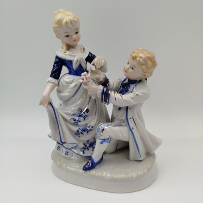 купить Статуэтка "Галантная сцена", фарфор, роспись, деколь, золочение, Азия, 2010-2015 гг.