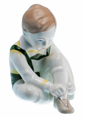 Купить Статуэтка "Мальчик за примеркой", фарфор, роспись, мануфактура "Аquincum porcelain", Венгрия, 1970-1990 гг.