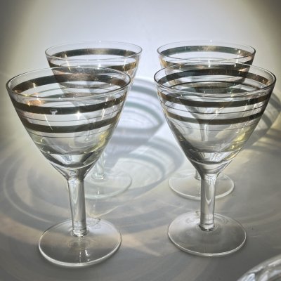 купить Набор из 4 рюмок с декором в виде золотых полос, стекло, золочение, СССР, 1970-1990 гг.