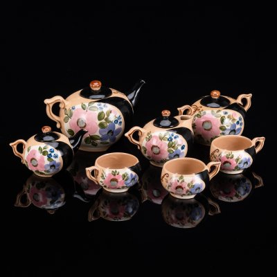 купить Набор чайный на 3 персоны (чайники доливной и заварочный, сахарница, молочник, 3 чашки), автор О. Артёмова, Гжельский экспериментальный керамический завод с. Речицы, керамика, глазурь, роспись, Российская Федерация, 1992 г.