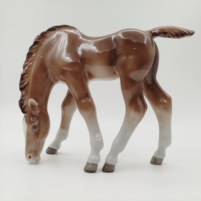 купить Статуэтка "Жеребёнок пасущийся (гнедой)", скульптор Б.Я. Воробьев, фарфор, роспись, аэрография, Ленинградский фарфоровый завод (ЛФЗ), СССР, 1970-1992 гг.