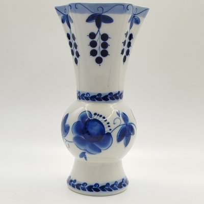 купить Ваза с растительным декором, фарфор, роспись, Бронницкий завод фарфоровых изделий «Возрождение», СССР, 1980-1990 гг.