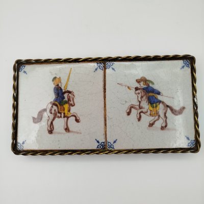 купить Небольшой поднос/подставка в металлической оправе, украшенный изображениями всадников, керамика, Металл, дерево, Европа, 1920-1950 гг.