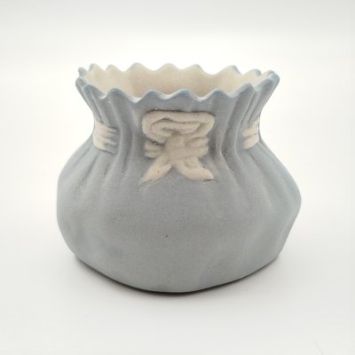 купить Ваза миниатюрная в виде мешочка с белым бантом, бисквит, крытье, Россия, 1900-1930 гг.