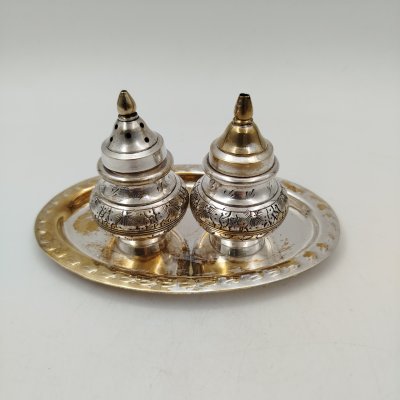 купить Набор для специй из двух предметов на подносе с растительным декором, латунь, серебрение, Индия, 1970-1990 гг.