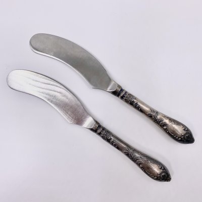 купить Набор из 2-х сервировочных ножей, украшенных растительным декором, мНЦ (медь-никель-цинк), нержавеющая сталь, Вольнянский завод столовых приборов им. Шевченко (ЗiШ, ЗиШ), СССР, 1960-1990 гг.