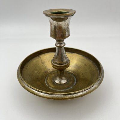 купить Подсвечник на одну свечу, на круглом основании, украшенный монограммой "МЮ", латунь, серебрение, Российская империя, 1890-1917 гг.