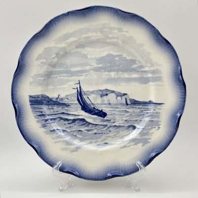 купить Тарелка с изображением парусника в море и фигурным бортом, фаянс, деколь, Sarreguemines (Саргемин), Франция, 1890-1910 гг.
