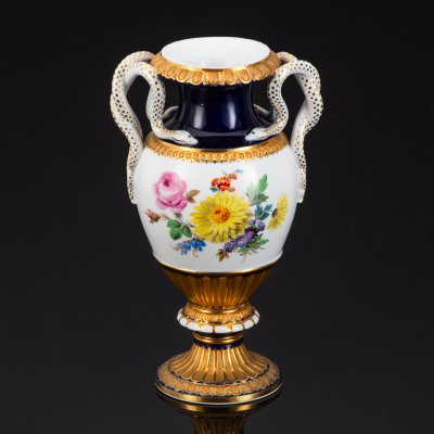 купить Ваза в форме кратера с ручками в виде змей, фарфор, крытье, роспись, золочение, Meissen (Мейсенский фарфор), Германия, 1950-1980 гг.
