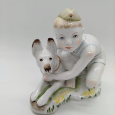 купить Статуэтка "Юный пограничник с собакой" (в зелёной пилотке), скульптор Г.С. Столбова, фарфор, роспись, Ленинградский фарфоровый завод (ЛФЗ), СССР, 1950-1960 гг.