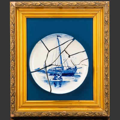 купить Панно настенное в антикварной раме с блюдом, украшенным речным пейзажем и изображением детей в национальных костюмах, фаянс, роспись, дерево, Villeroy & Boch, Германия, 1880-1914 гг.