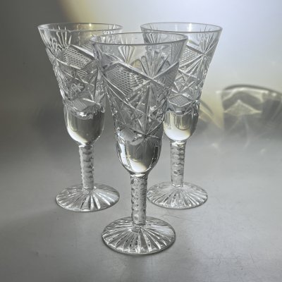 купить Рюмки на ножках с геометрическим декором 3 шт., хрусталь, пресс, алмазная грань, СССР, 1970-1990 гг.