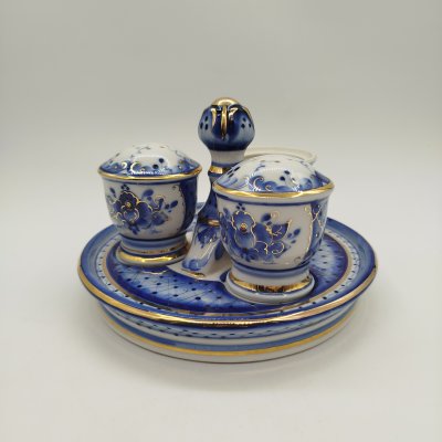 купить Набор для специй (круэт) из трёх предметов на подставке, автор Наздрёв, фарфор, роспись, золочение, Гжельская фарфоровая мануфактура «Галактика», СССР, 1999 г.